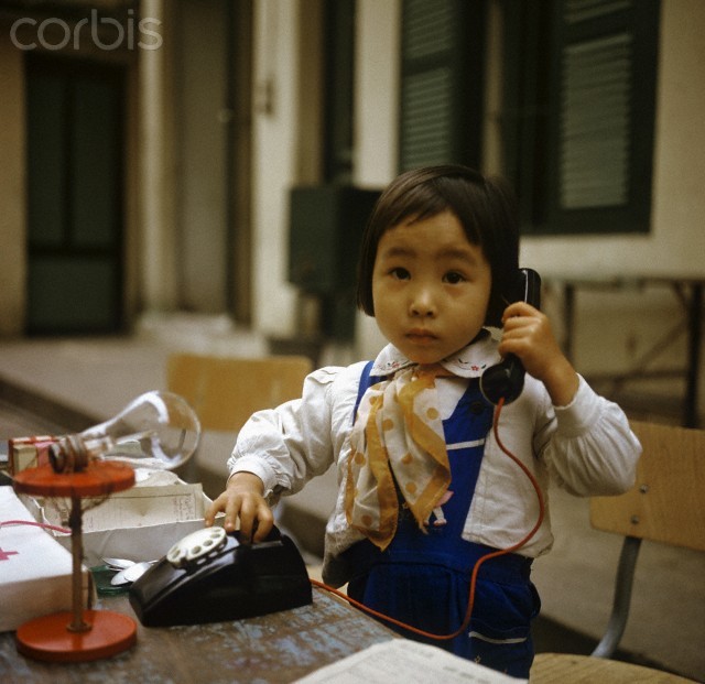 Hà Nội 3.1973. Một bé gái đang chơi với điện thoại trong một nhà trẻ thuộc Nghi Tàm, Hà Nội. Ảnh. © Werner Schulze-dpa-Corbis.